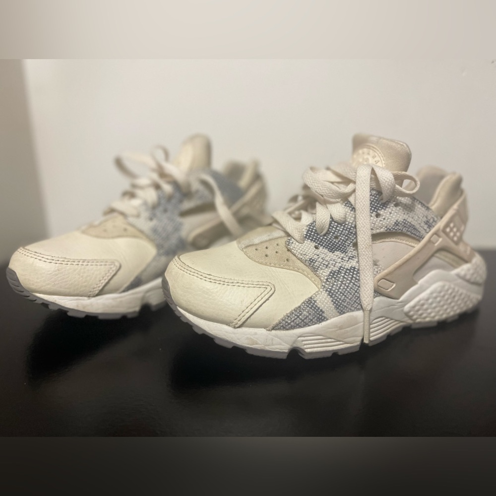 NIKE HUARACHES